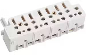 Un connettore elettrico bianco con più fori e slot, adatto per cablaggi e connessioni in dispositivi tecnici.