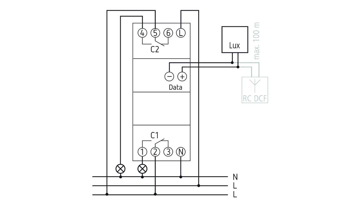 Lo schema elettrico mostra un impianto elettrico con due interruttori C1, C2 e luci, collegati a un sensore di illuminazione (lux) e morsetti di dati.
