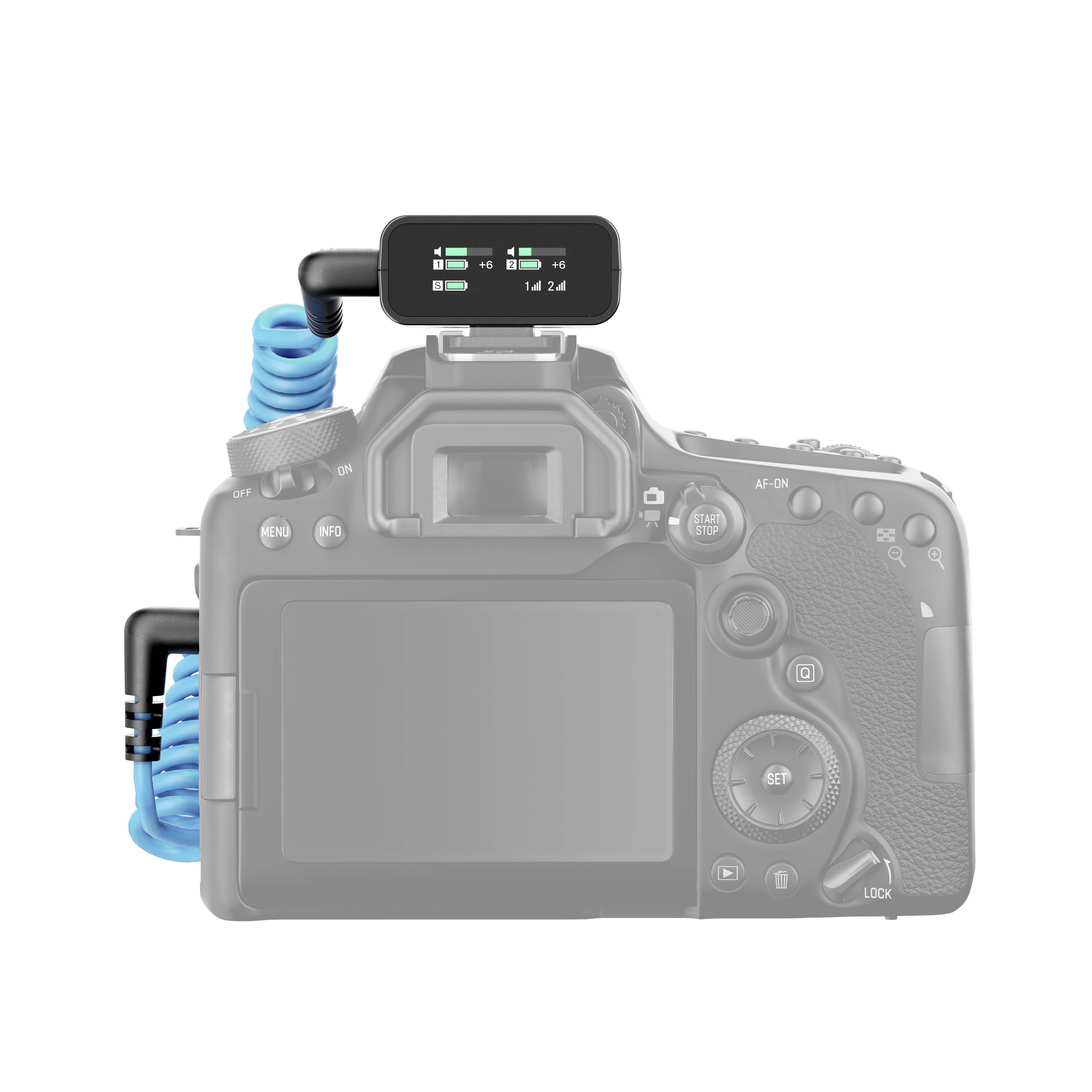 Una fotocamera digitale con un microfono wireless collegato. Il microfono mostra il livello del segnale, collegato tramite un cavo a spirale blu.