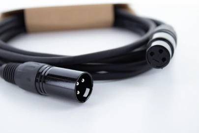 Cavo XLR nero con connettore maschio e femmina, arrotolato.