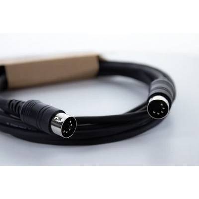 Cavo audio nero con due connettori a 5 pin, adagiato su un tavolo, per il collegamento di dispositivi elettronici.
