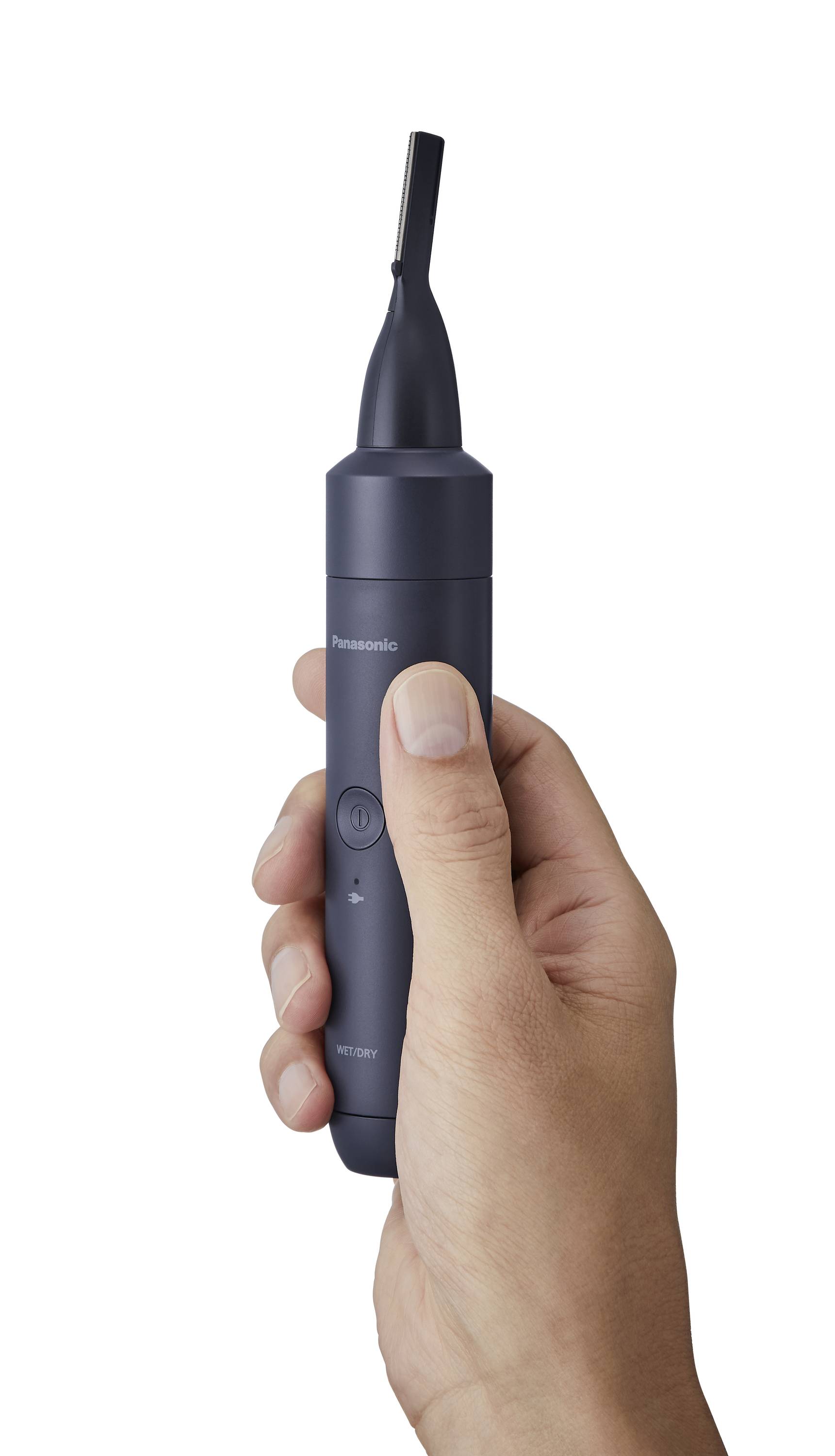 Una mano tiene un rasoio elettrico nero Panasonic con punta stretta, adatto per rifinire dettagli.