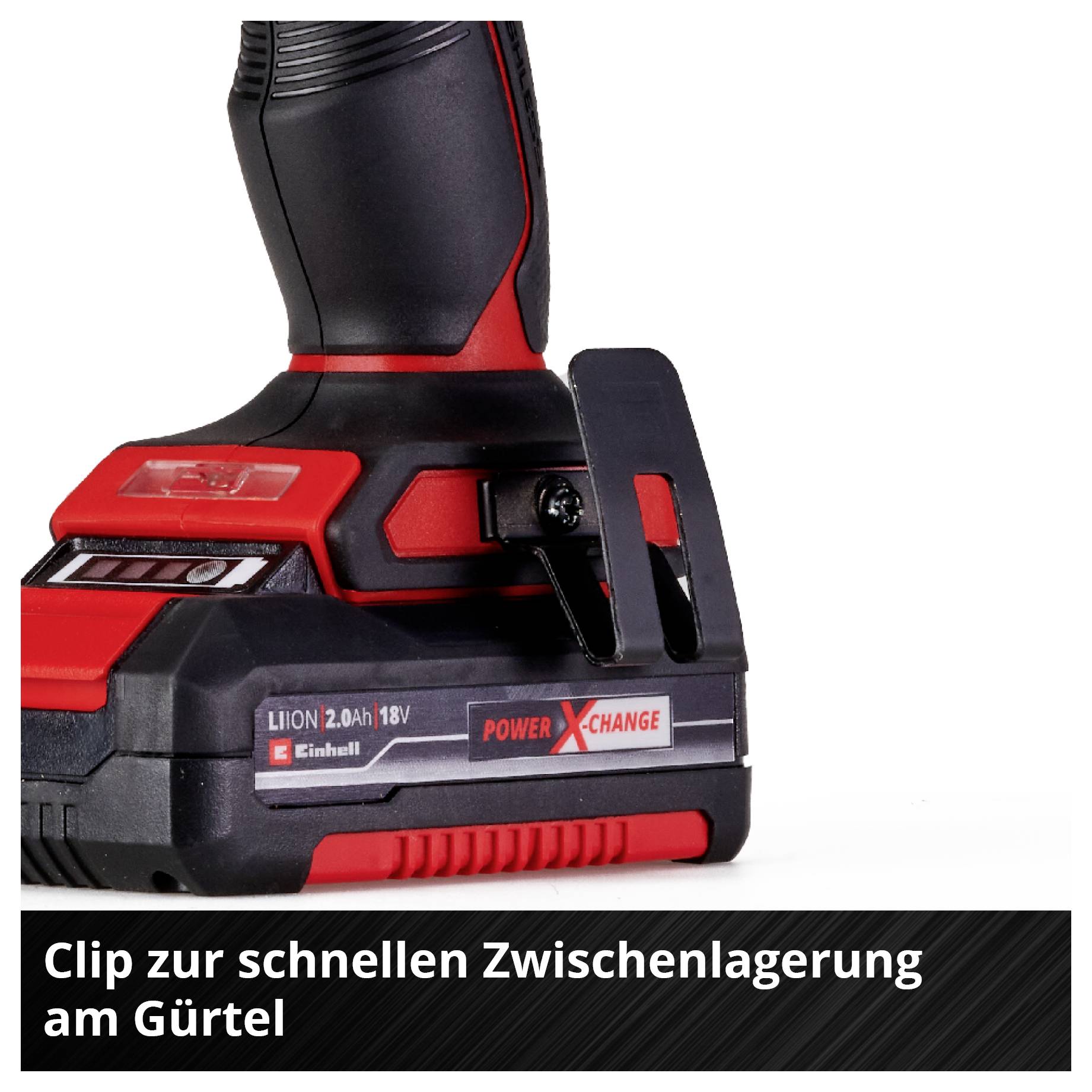 Un trapano avvitatore senza fili rosso e nero con batteria Li-ion da 18V, dotato di un clip per cintura con l'etichetta 'Clip per il rapido stoccaggio intermedio sulla cintura'.
