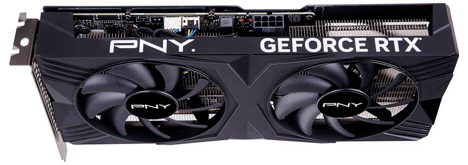Una scheda grafica PNY GeForce RTX con due grandi ventole, involucro nero e connettori visibili per l'alimentazione e la scheda madre.