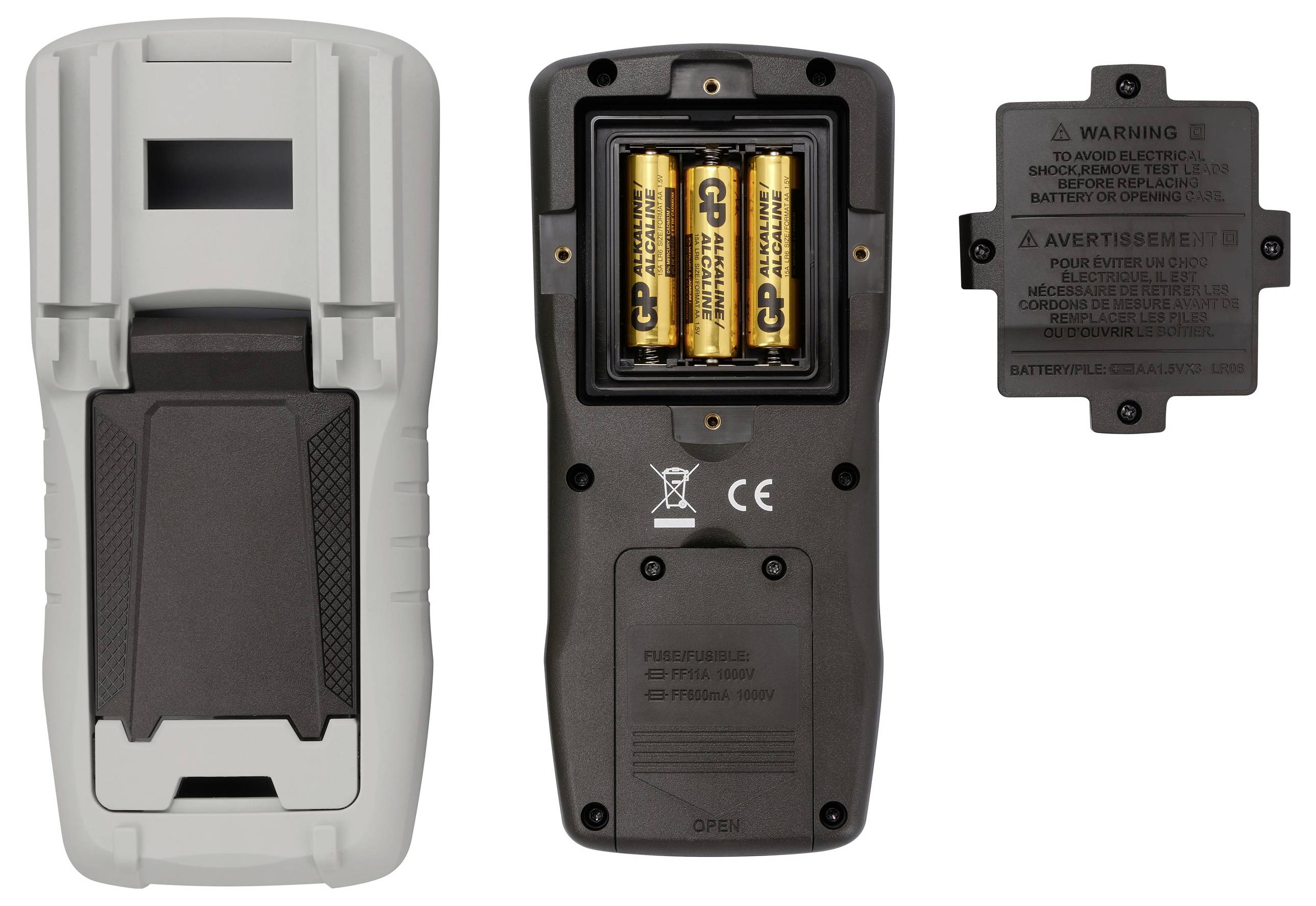 Due viste posteriori di un dispositivo elettronico con vano batterie, aperto con tre batterie AA. A destra, il coperchio è posizionato accanto.