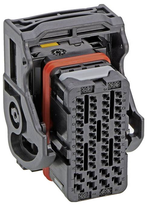 Un involucro nero per connettore elettrico con numerosi pin e guarnizione arancione, tipicamente utilizzato nell'elettronica automobilistica.