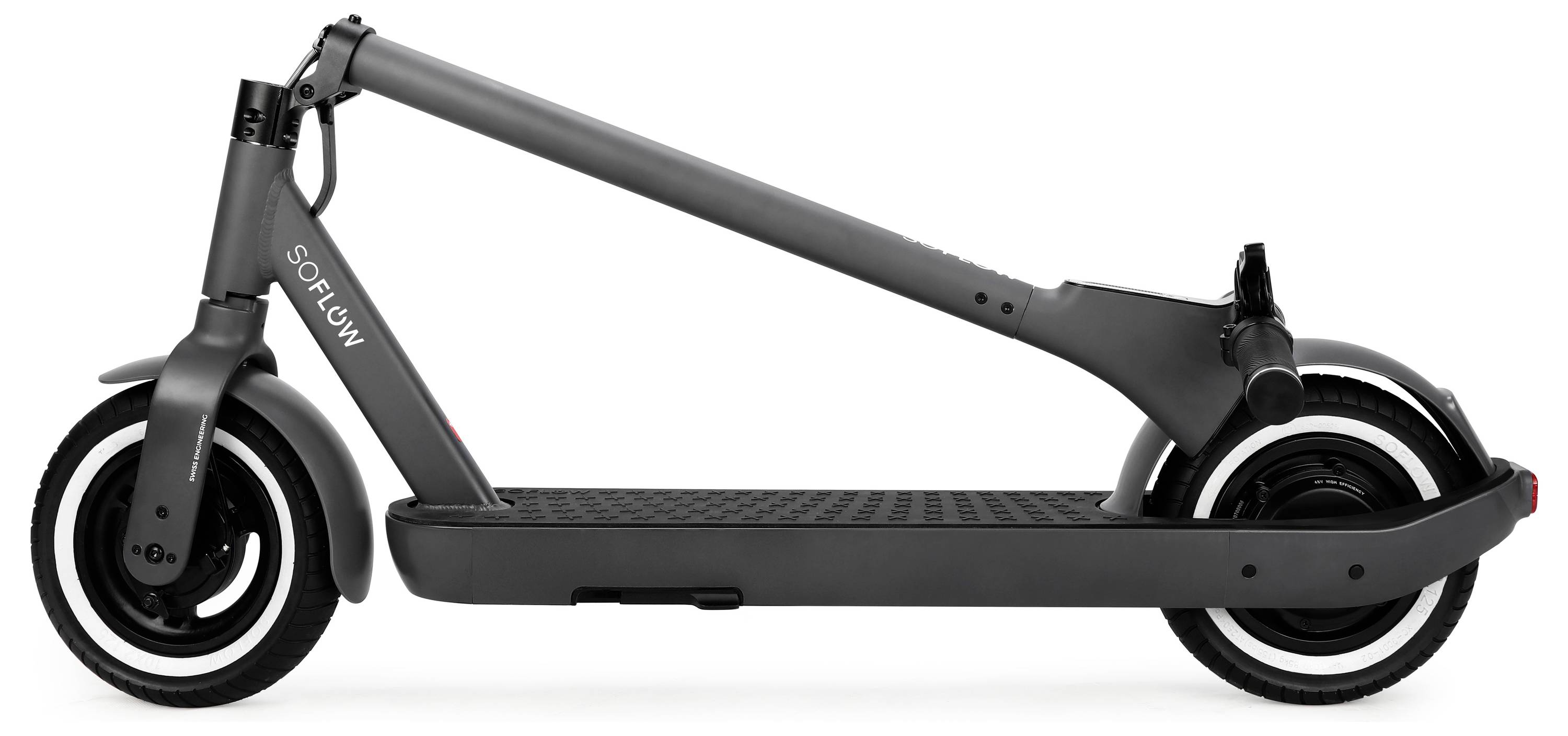 Un monopattino elettrico nero, ripiegato, con ruote moderne e un design essenziale.