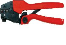 Pinza crimpatrice rossa con meccanismo nero, utilizzata per collegare cavi con connettori per garantire connessioni elettriche sicure.