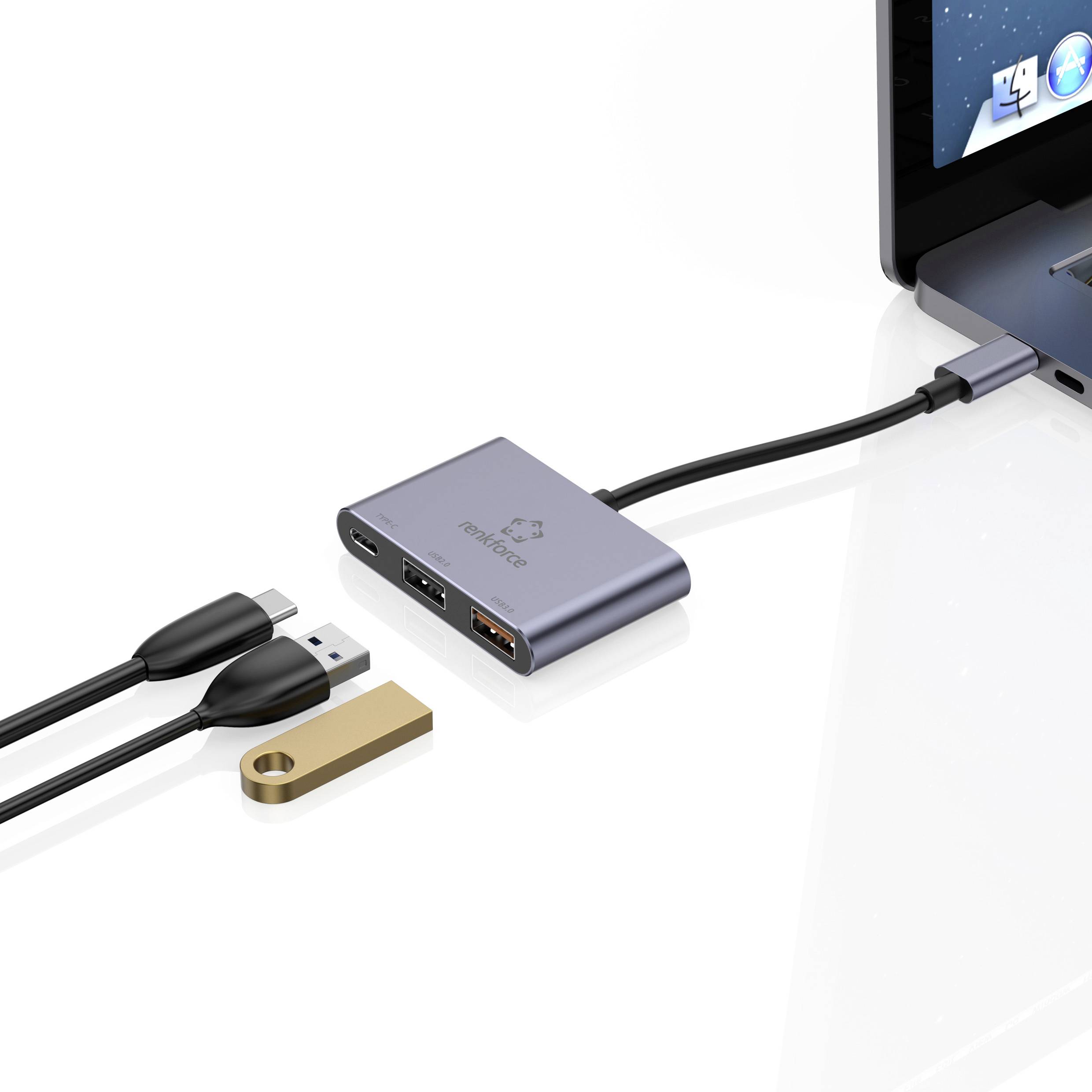 Un adattatore con due porte HDMI collega un laptop tramite un cavo USB-C. Accanto si trovano altri due cavi.