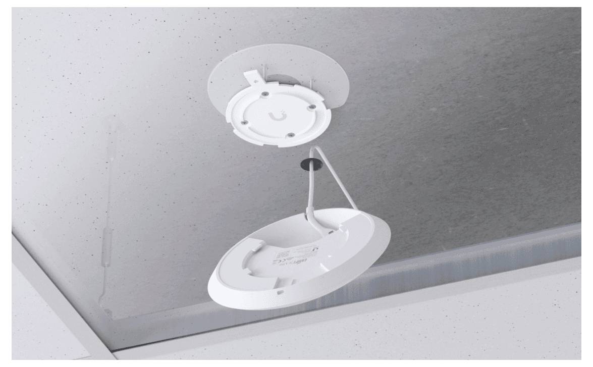 Un rilevatore di fumo circolare bianco aperto, appeso a un soffitto bianco, che mostra i suoi componenti interni.