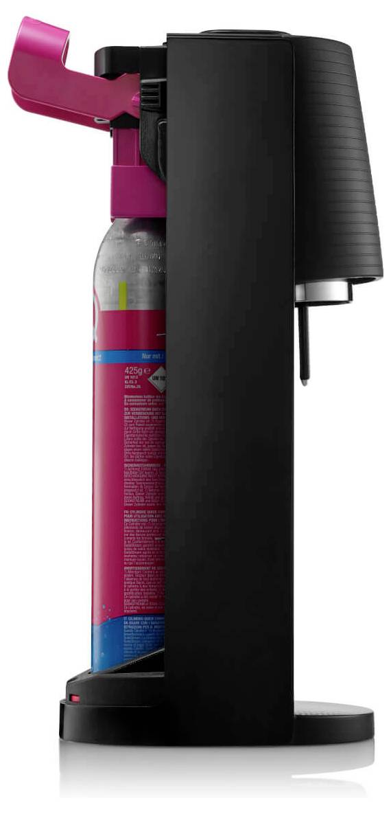 Dispositivo SodaStream visto di lato, con cilindro rosa, involucro nero e bocchetta di erogazione.