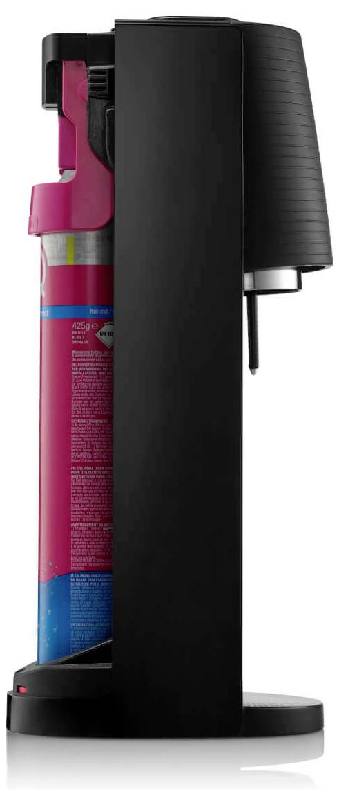 'Macchina SodaStream in nero, vista laterale. Una bombola di CO2 rossa è parzialmente visibile. L'apparecchio è in posizione verticale.'