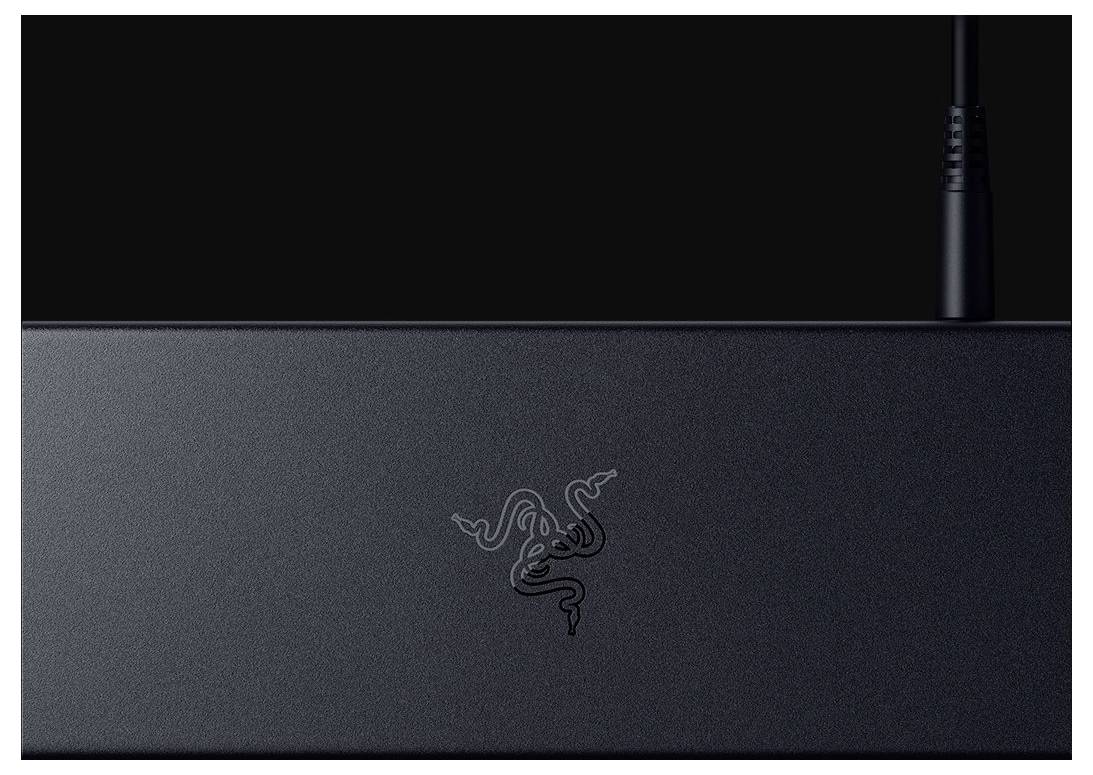 Una scatola nera rettangolare con il logo Razer, alla quale è collegato un cavo.