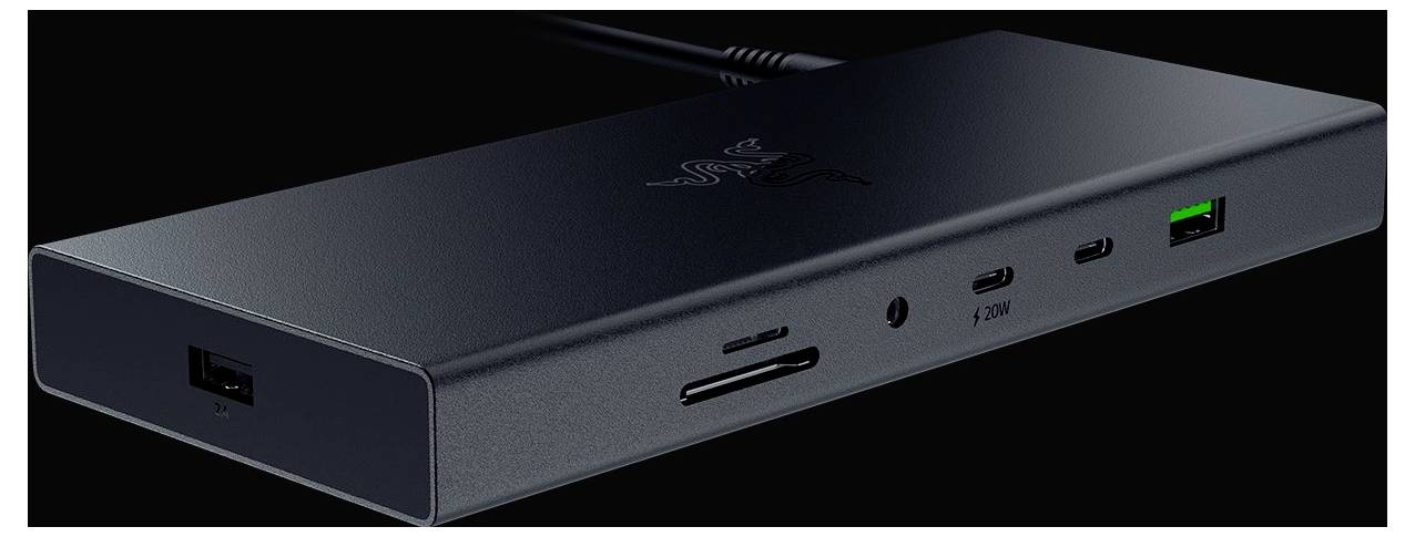 Stazione di aggancio nera con porte: USB-C, due USB-A, Audio, HDMI e lettore di schede su sfondo nero.