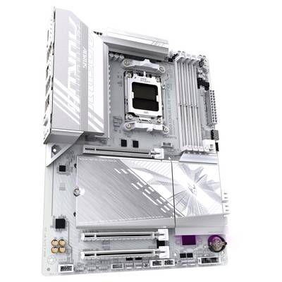 Una scheda madre bianca con numerose porte e slot di espansione. Nel centro si trova il socket della CPU.