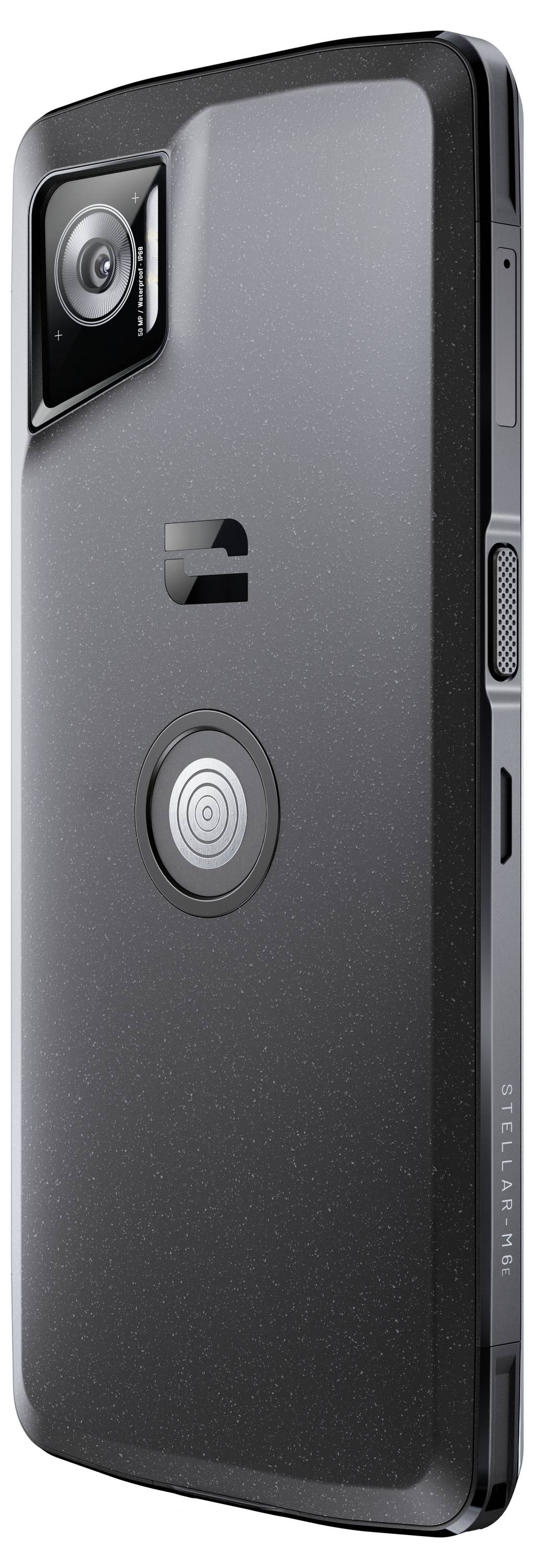 Un moderno smartphone visto da dietro, che mostra la fotocamera e il design distintivo con obiettivo a fuoco.