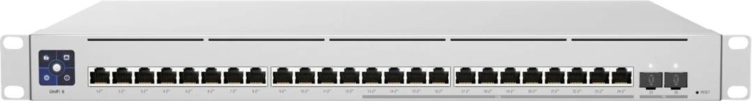 Un switch di rete argentato con 24 porte Ethernet e due porte SFP sul lato destro.