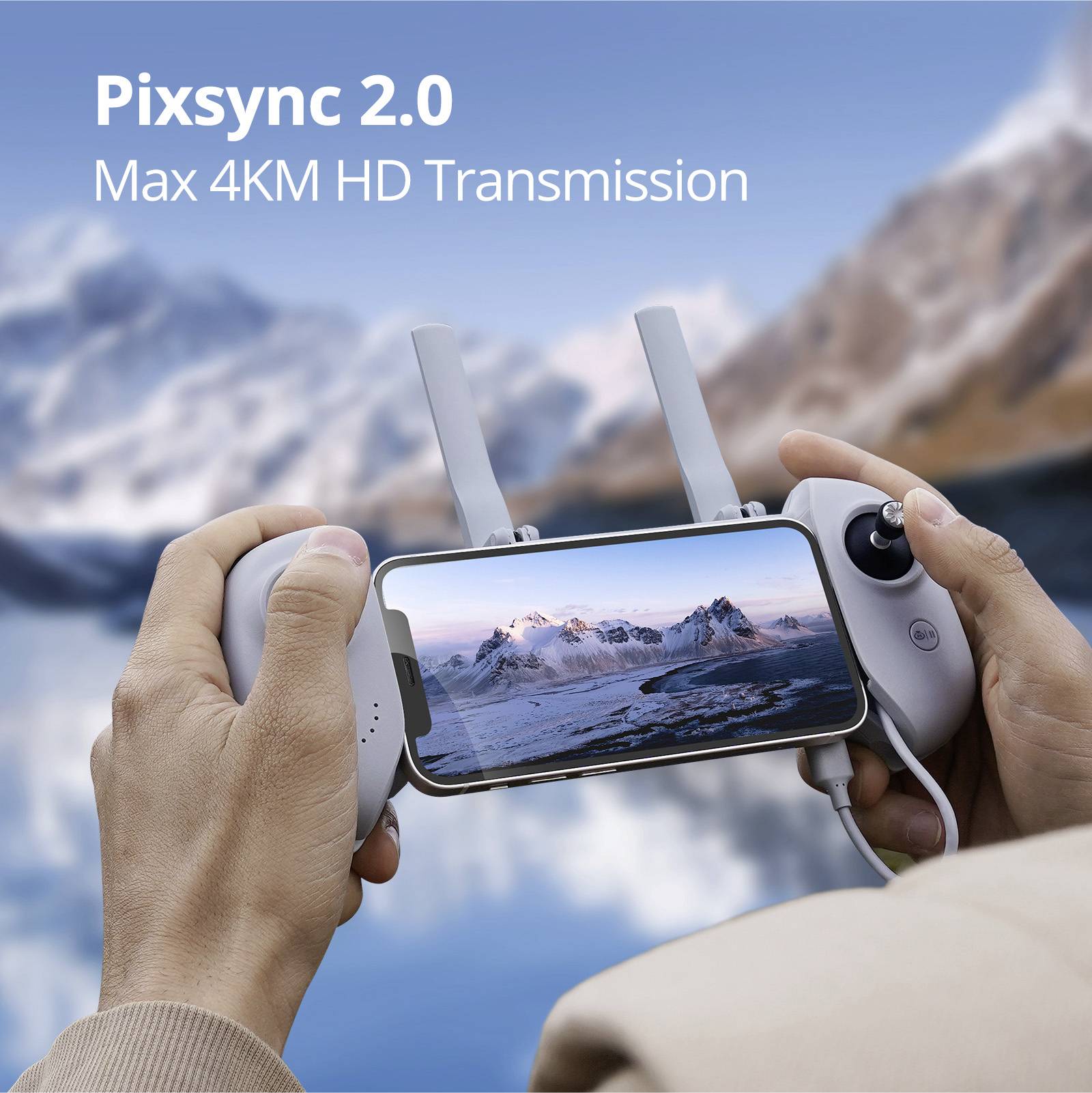 Uno smartphone mostra un paesaggio montuoso innevato. Testo: 'Pixsync 2.0 Max 4K HD Transmission'. Mani reggono il dispositivo davanti a un panorama montano.
