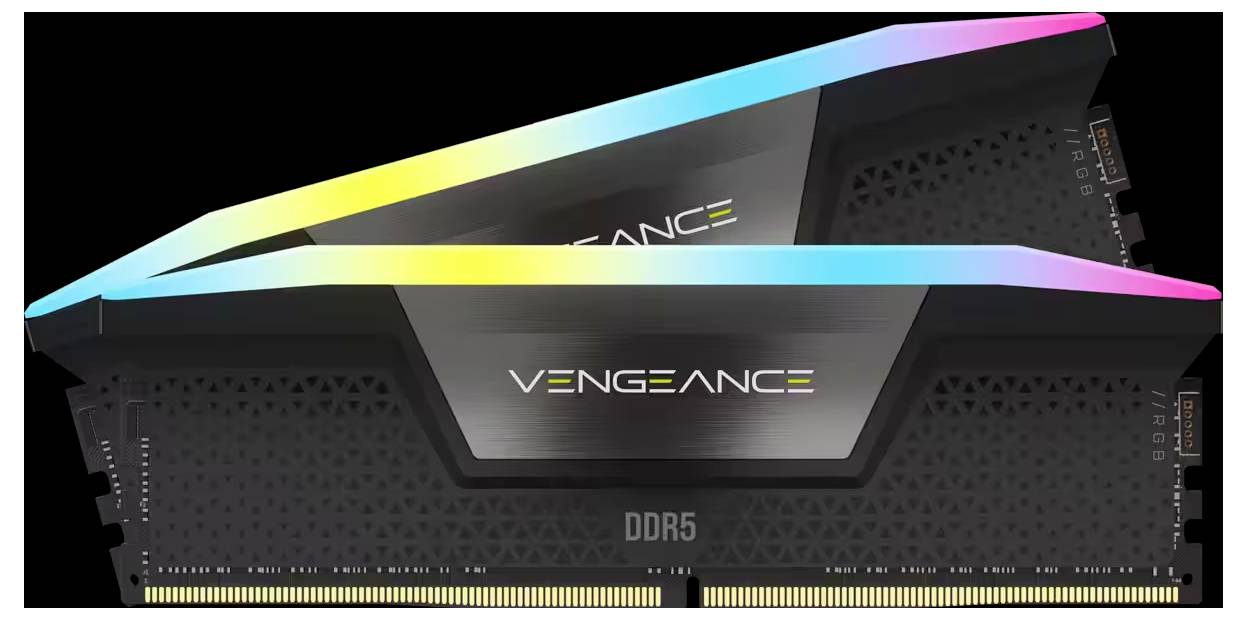 Due moduli di RAM Corsair Vengeance DDR5 con illuminazione RGB, posizionati uno accanto all'altro, su sfondo nero.
