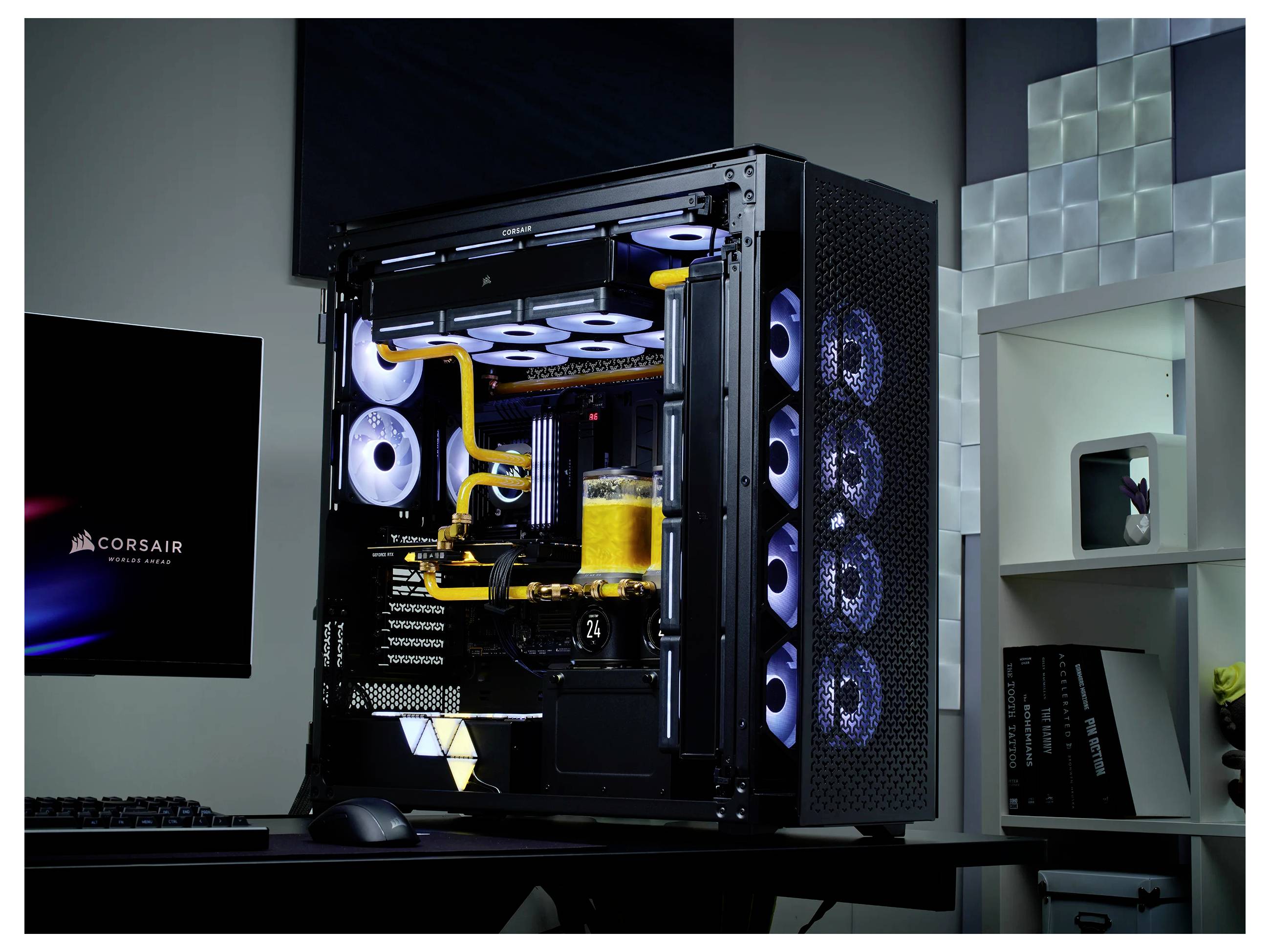 'Computer illuminato con custodia trasparente che mostra ventole e raffreddamento a liquido. Schermo con logo "Corsair" sullo sfondo.'