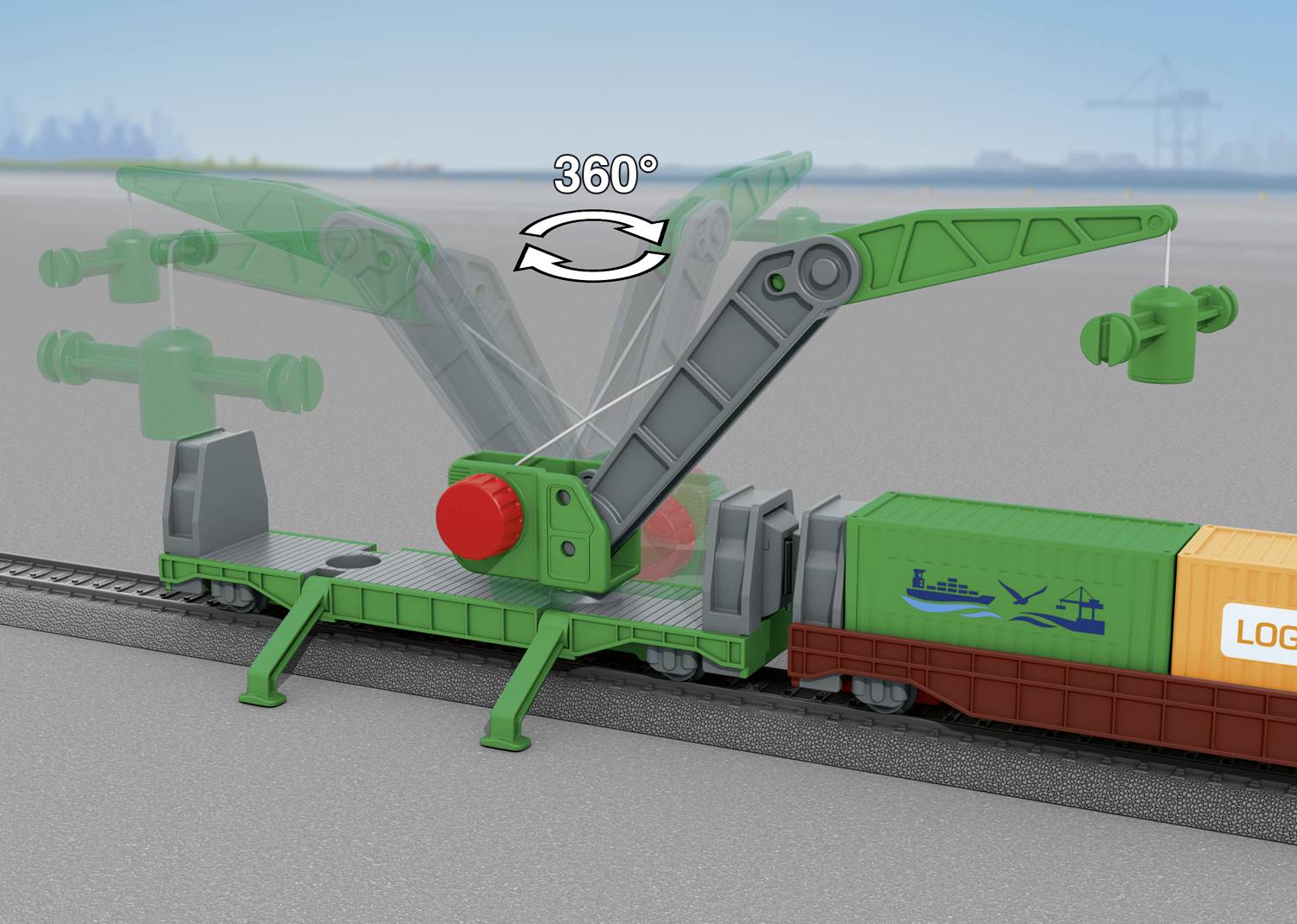 Una gru giocattolo verde ruota di 360 gradi, sollevando container su un treno. Container con scritta 'LOG'. Veduta urbana sullo sfondo.