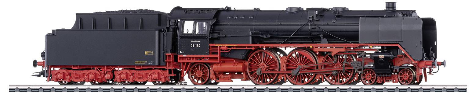 Un modello di locomotiva a vapore nera con ruote rosse, accuratamente elaborato e posizionato su un binario.