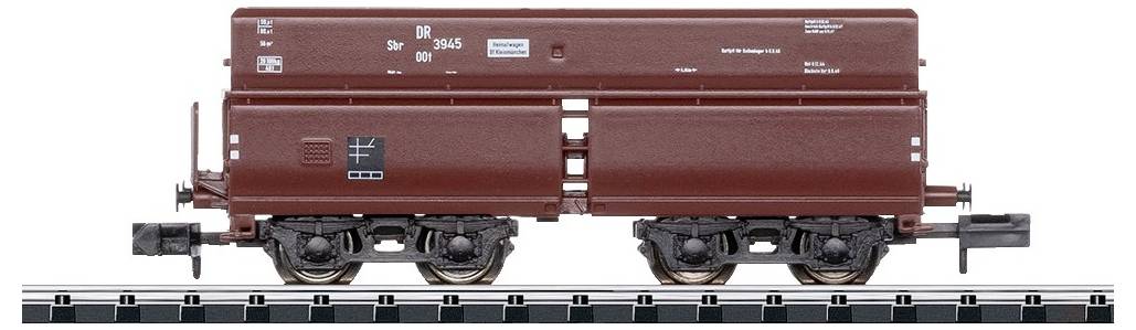 Vagone merci marrone su binario. Dettagli come iscrizioni e numeri visibili. Modello delle Ferrovie del Reich per plastico ferroviario.
