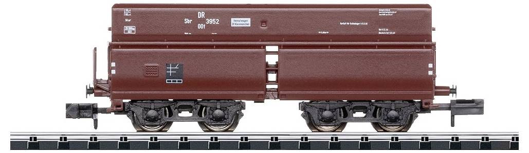 Un vagone merci marrone sui binari, vista laterale. Il vagone ha scritte bianche e viaggia su due carrelli.