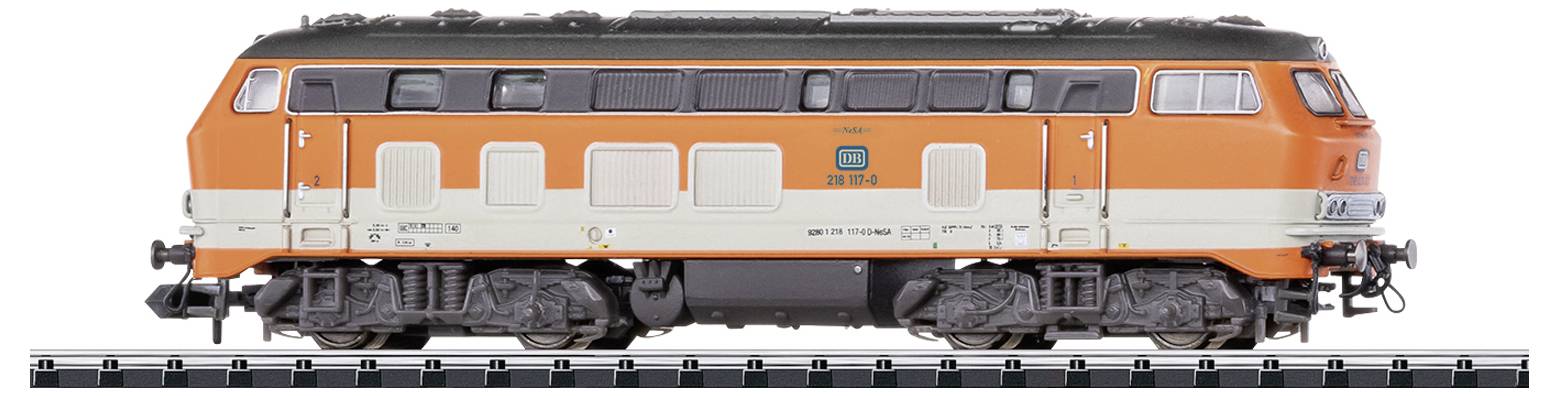 Vista laterale di una locomotiva modello arancione e bianca sui binari, tipo DB Serie 218, con molti dettagli sulla superficie verniciata.