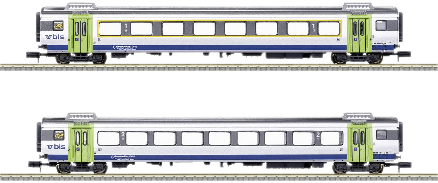 Un treno modello con due vagoni blu e porte verdi. Il treno porta il logo 'bls' e viaggia su un binario.