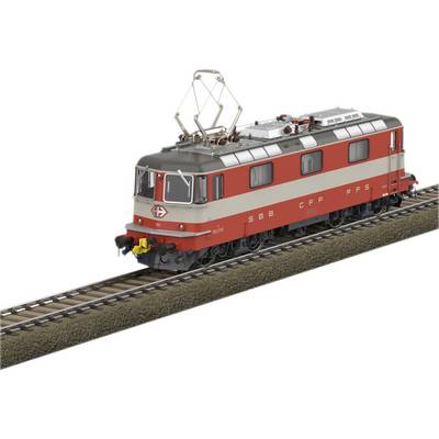Una locomotiva elettrica rosso-grigia delle FFS sta percorrendo un tratto di binari.
