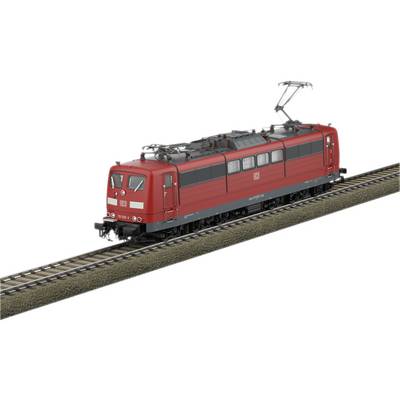Un treno rosso viaggia su un binario. Si tratta di un modello delle Ferrovie Tedesche con attrezzatura caratteristica di captazione della corrente elettrica.