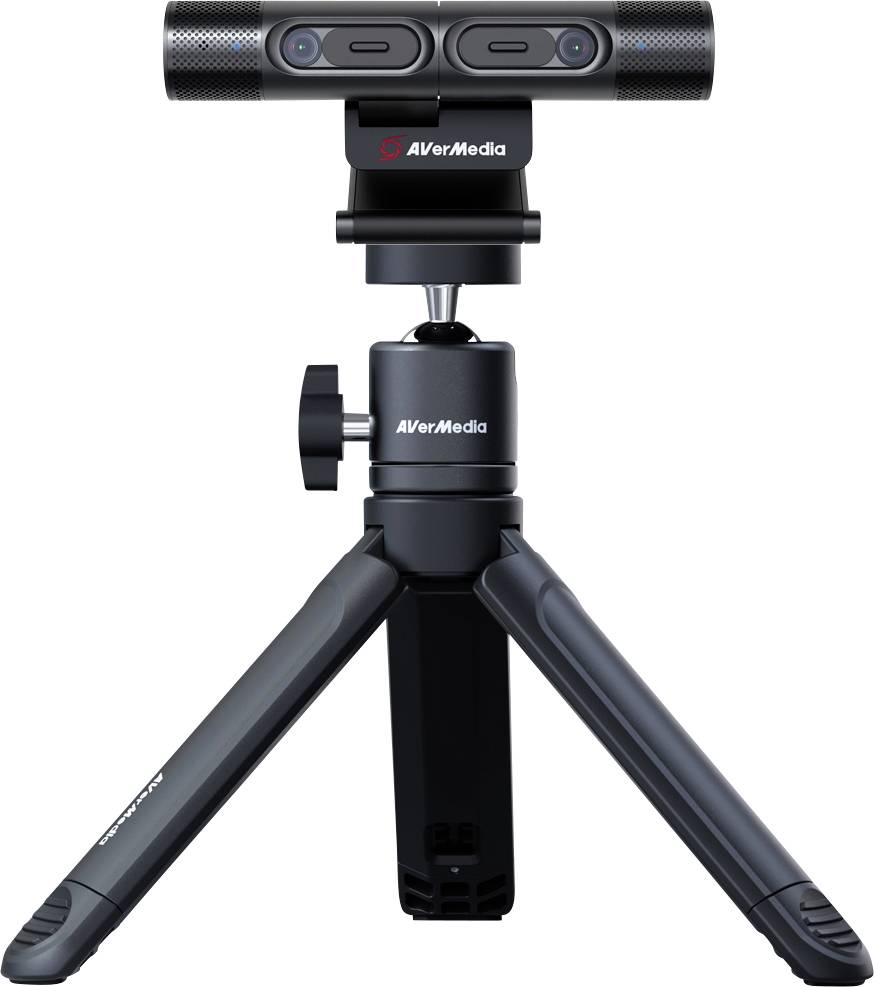 Una webcam su un treppiede regolabile. La fotocamera ha un design cilindrico e due obiettivi. Nome del marchio: AVerMedia.