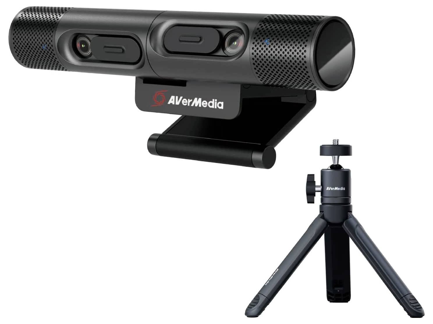 Una telecamera stereo AVerMedia nera con obiettivo grandangolare su un supporto accanto a un treppiede compatto nero. È utilizzata per la registrazione video.