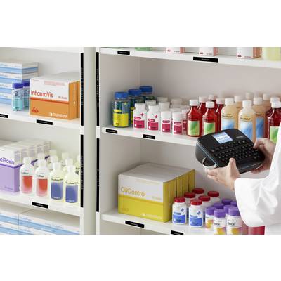 Un farmacista organizza gli scaffali dei medicinali con vari farmaci e integratori alimentari, utilizzando un dispositivo per l'etichettatura.