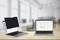 Due laptop su una scrivania, uno con un filtro per la privacy che oscura il display. Ufficio sullo sfondo sfocato.