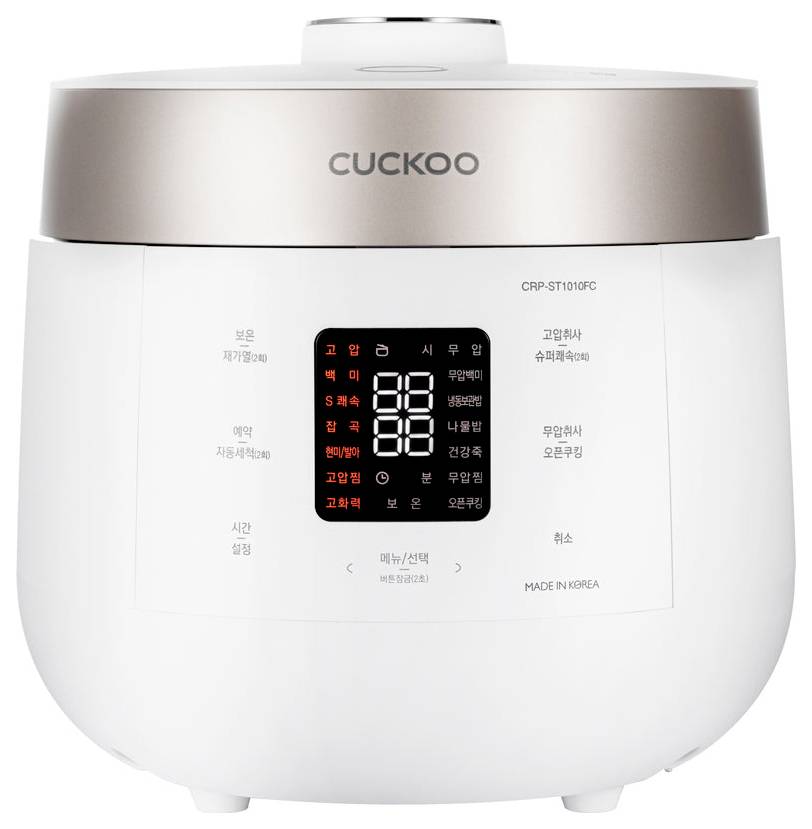 Un riso elettrico bianco con display digitale e diversi pulsanti per controllare varie funzioni di cottura.