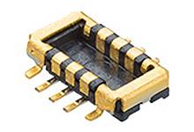 Primo piano di un connettore o componente elettronico dorato con più attacchi.