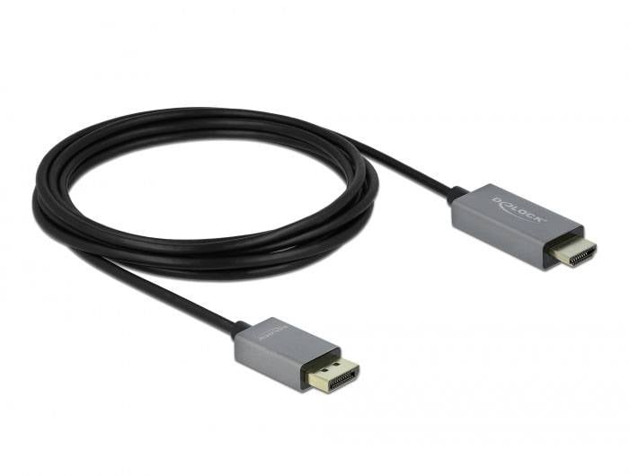 Un cavo nero con un connettore DisplayPort su un'estremità e un connettore HDMI sull'altra, utilizzato per connessioni video e audio.