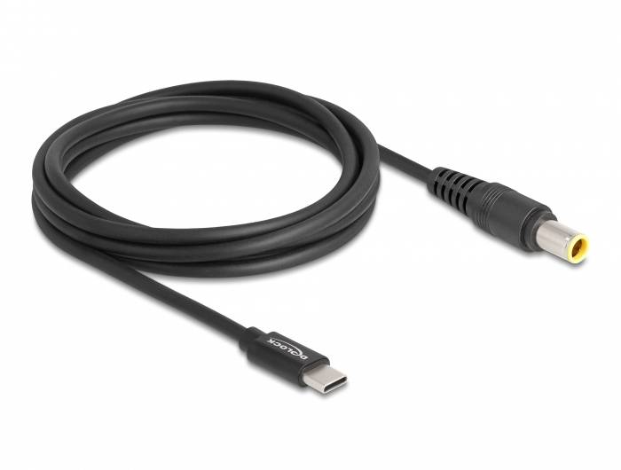 Un cavo di alimentazione nero da USB-C a DC con connettore angolato, idoneo per collegare dispositivi elettronici.