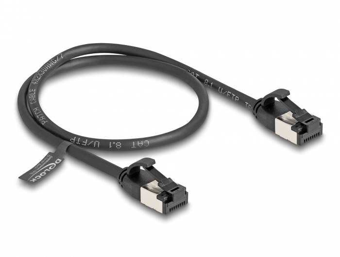 Un cavo Ethernet nero con connettori RJ45 su entrambe le estremità, idoneo per alte velocità di trasmissione dati nelle reti.
