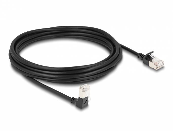 Cavo di rete nero con due connettori RJ45, utilizzato per collegare dispositivi all'interno di una rete locale.