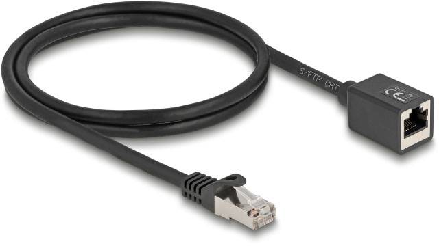 Un cavo di rete nero con connettore RJ45 su un'estremità e una presa sull'altra estremità.