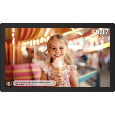 Una ragazza sorridente mangia un gelato nel parco divertimenti. Sullo sfondo si vedono luci colorate. In alto a destra sono visualizzati l'ora e il meteo.
