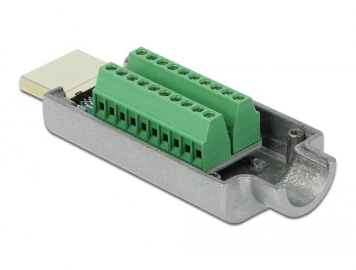 Un dispositivo USB con morsetti di connessione verdi montati su una guida metallica argentata, per il collegamento elettrico.