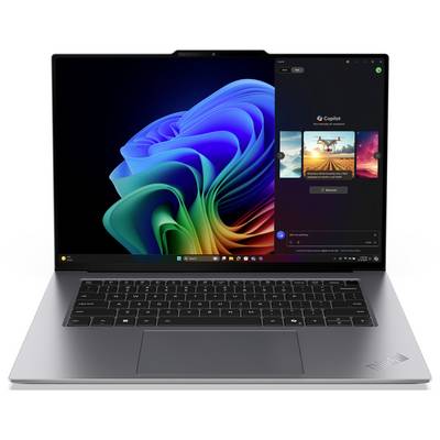 Un laptop con uno sfondo Windows colorato e un'app di editing fotografico aperta che mostra un'immagine di paesaggio.