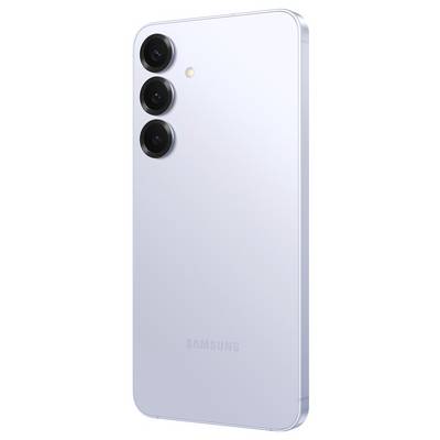 Smartphone con tre obiettivi fotocamera e flash LED sul retro, scocca argentata, superficie liscia, disposti verticalmente.