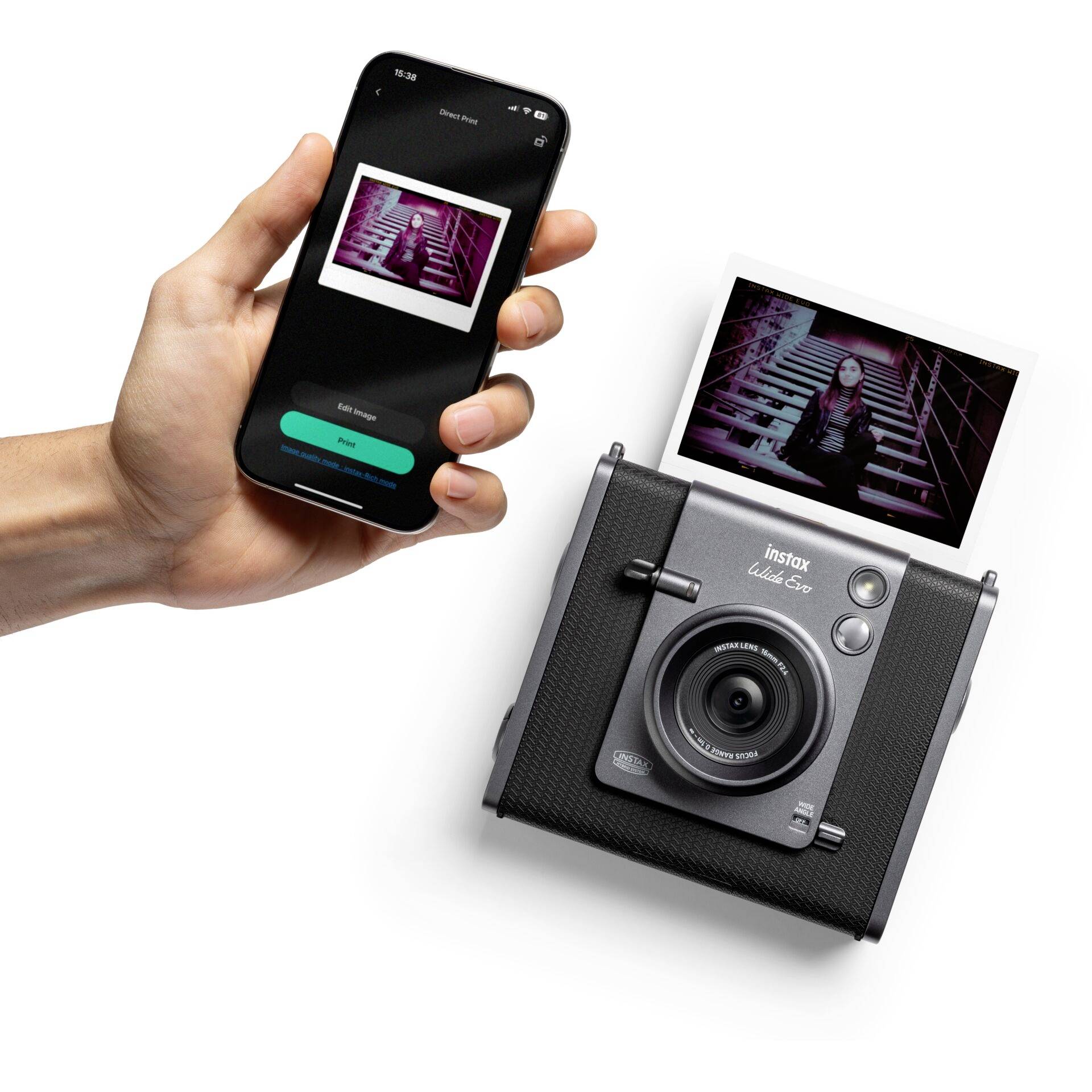 Una mano tiene uno smartphone con una foto sullo schermo, accanto a una fotocamera istantanea dalla quale viene stampata la stessa foto.