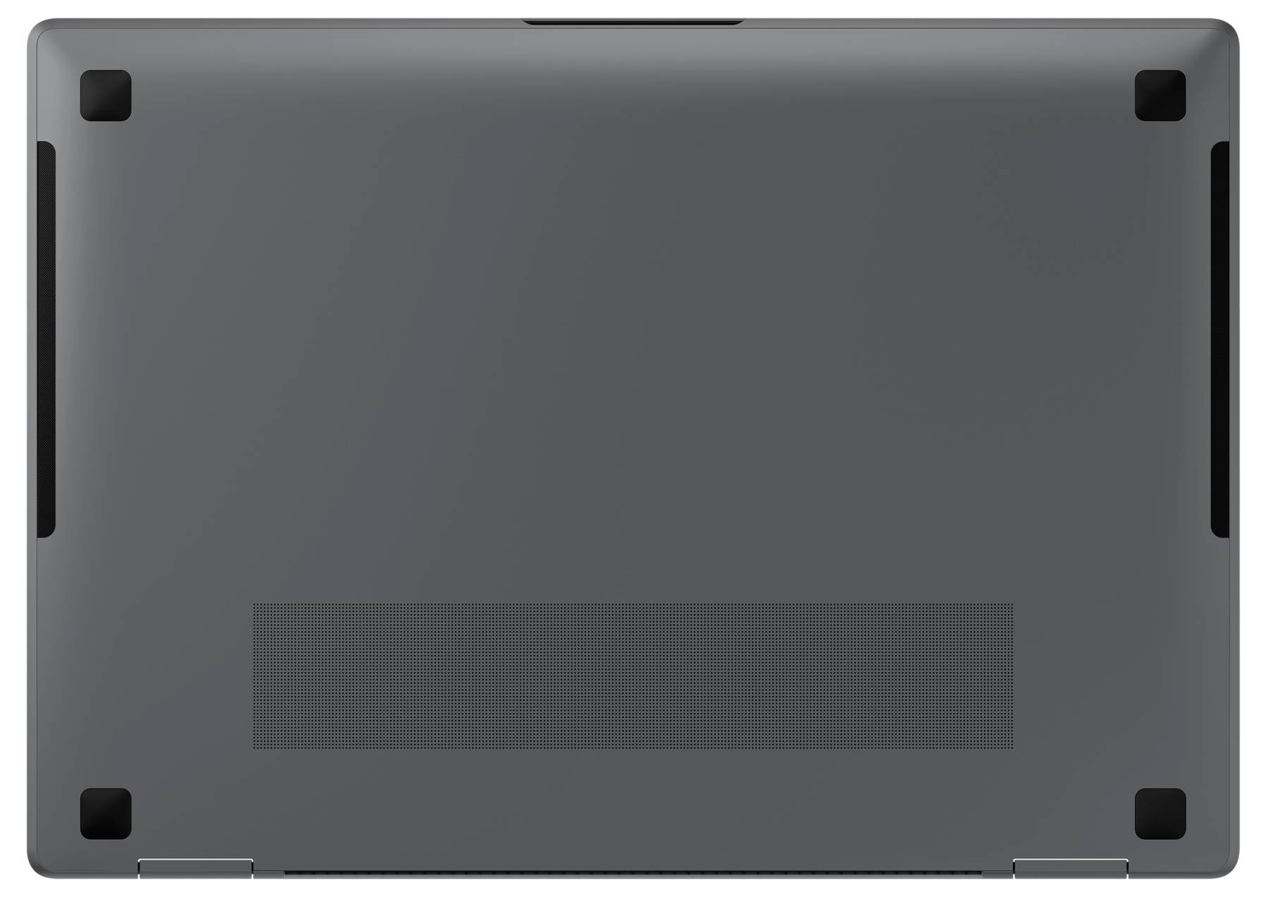 Il lato inferiore di un laptop grigio, con piedini di gomma neri agli angoli e una griglia di ventilazione al centro.
