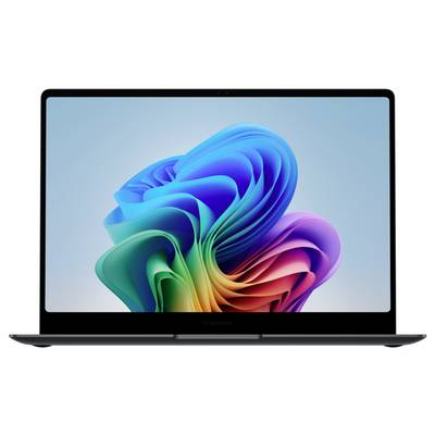 Un laptop con uno sfondo schermo colorato e astratto, posizionato in un design minimale su uno sfondo azzurro chiaro.